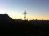 Gipfelkreuz vom Seekogel bei Sonnenuntergang