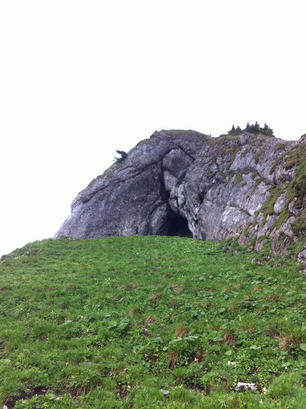 Höhle unterhalb vom Gipfel