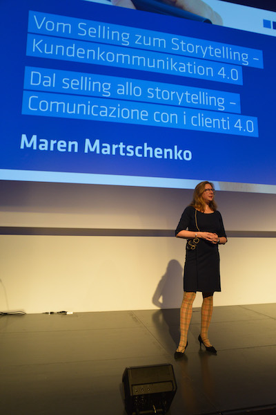 Foto von Maren Martschenko spricht zum Thema "Vom Selling zum Storytelling"